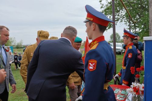 Кәзкәйдә Чечня сугышы ветераны, «Батырлык өчен» медале иясе Разил Вәлиев яшәгән йортка хәтер тактасы куелды (видео һәм фото)