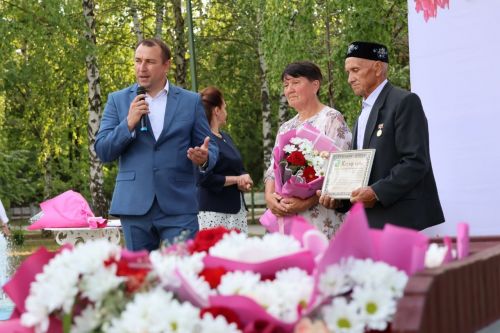 Районыбызның 16 пары алтын һәм тимер туйларын каршылады