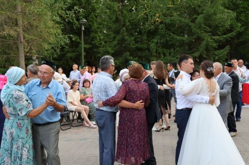 Районыбызның 16 пары алтын һәм тимер туйларын каршылады