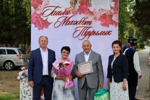Районыбызның 16 пары алтын һәм тимер туйларын каршылады