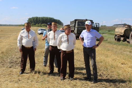 Агитбригада басуга чыкты: Игенчеләргә бүләккә — җыр