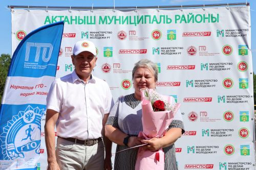 Физкультурачылар көнендә олы хөрмәт- Районыбызда физкультура-спортны үстерүчеләрне бүләкләделәр