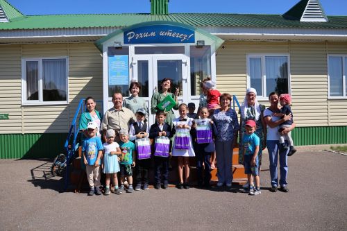 Яңа Кормаш мәктәбе укучыларына Илдар Халиков ярдәме белән алынган мәктәп кирәк-яраклары бүләк иттеләр
