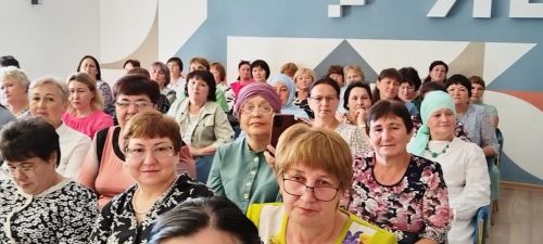 Башлангыч сыйныф укытучылары август конференциясенең секция утырышында тәҗрибә уртаклашты