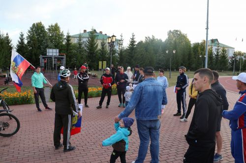 Россия флагы көнен гөрләтеп бәйрәм иттек: Кичке велойөреш белән тәмамладык