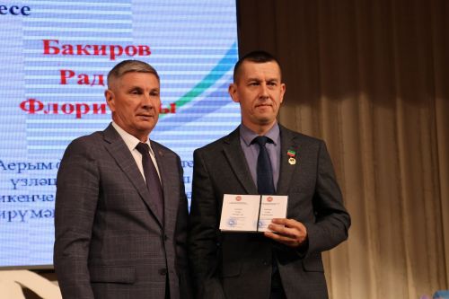 Хезмәтләре белән хөрмәтле: Алар — укытучылар, киләчәкне хәл итүчеләр(бүләкләнүчеләр)