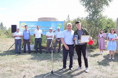 Хезмәте зурың хөрмәте дә зур- «Актаныш» агрофирмасы җитәкчесе алдынгыларны бүләкләде