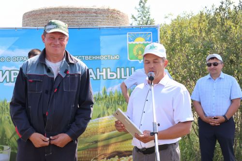 Беренчеләрдән уракны тәмамлаган механизаторлар авыл хуҗалыгы идарәсенең рәхмәт хатына лаек булды (фотолар)
