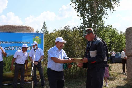 Хезмәте зурың хөрмәте дә зур- «Актаныш» агрофирмасы җитәкчесе алдынгыларны бүләкләде
