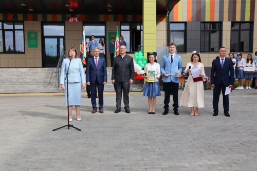 Сәләтле балалар өчен гуманитар гимназия-интернатның Белем бәйрәменнән безнең фоторепортаж