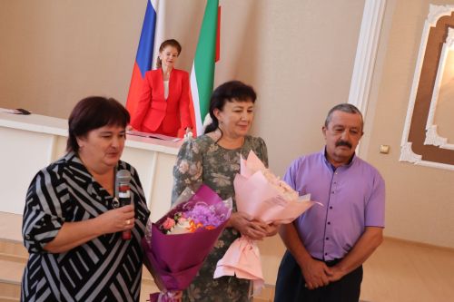 Районыбызның 100 нче баласы: Бүген ЗАГС бүлегендә Маннановларга улларының туу турындагы таныклыгын тапшырдылар