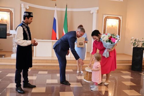 Актаныш районы башлыгы Ленар Зарипов СВОдагы райондашыбызның яңа туган кызына туу турындагы таныклык тапшырды