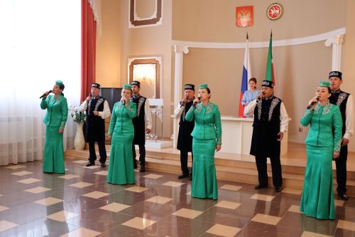 Актаныш районы башлыгы Ленар Зарипов СВОдагы райондашыбызның яңа туган кызына туу турындагы таныклык тапшырды