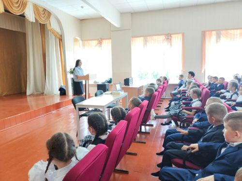 Беренчеләр юл кагыйдәләрен беләме: ЮХИДИ хезмәткәрләре быел мәктәпкә укырга кергән балалар белән очрашты