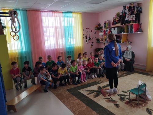 Иминлек үзебезнең кулда: Яңа Әлем бакчасындагы дәрестә ЮХИДИ хезмәткәре балаларга юл йөрү кагыйдәләрен аңлатты