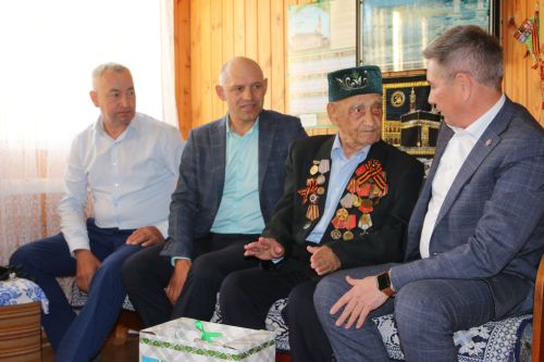 Район башлыгы Ленар Зарипов ветераннарыбызга Рөстәм Нургали улының бүләкләрен тапшырды.