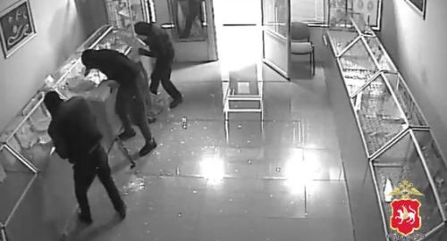 Татарстан суды райондагы зәркән кибетеннән 4,5 млн сумлык бизәнү әйберләрен урлау турындагы эшне караячак