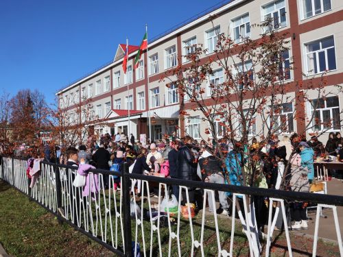 Актанышның беренче санлы мәктәбенең хәйрия ярминкәсеннән безнең фоторепотаж