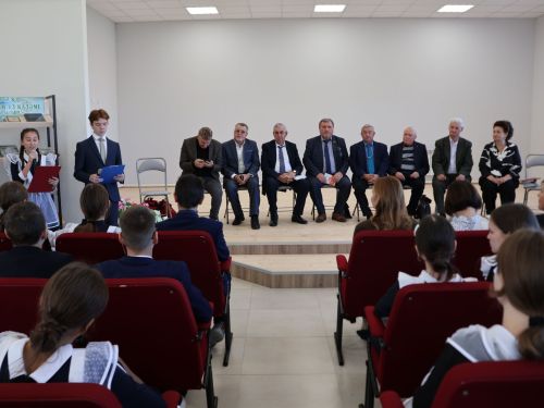 Татар халкының танылган язучылары Актанышның беренче санлы мәктәбе укучылары белән очрашты