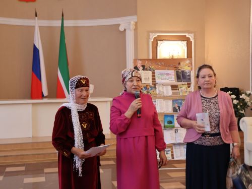 Актанышның китап сөючеләренә Татар Суыксуында яшәүче Фәнәвис Дәүләтбаевның «Күңел чаткылары» китабын тәкъдим иттеләр