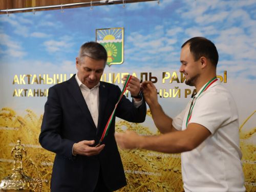 Ленар Зарипов укуда һәм спортта зур уңышларга ирешкән Актаныш укучыларын котлады
