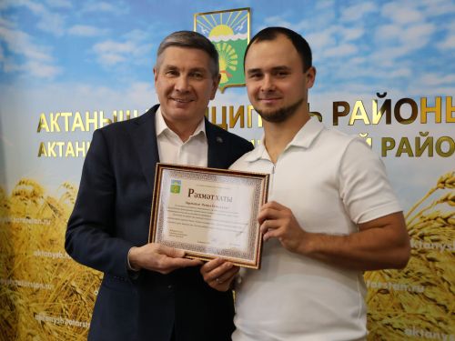 Ленар Зарипов укуда һәм спортта зур уңышларга ирешкән Актаныш укучыларын котлады
