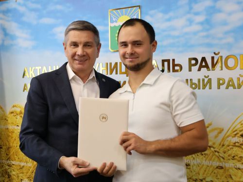 Ленар Зарипов укуда һәм спортта зур уңышларга ирешкән Актаныш укучыларын котлады