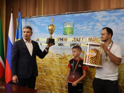 Ленар Зарипов укуда һәм спортта зур уңышларга ирешкән Актаныш укучыларын котлады