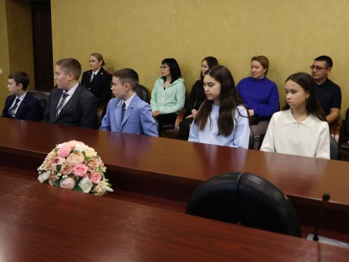 Актаныш укучыларына Россия Конституциясе көнендә паспорт тапшырдылар