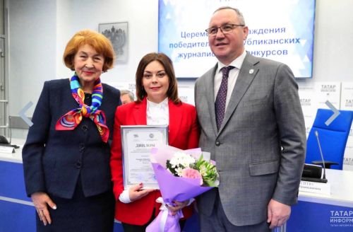 «Актаныш-информ» журналисты Ләйсән Газизова республика конкурсларында җиңүчеләрне хөрмәтләү тантанасында бүләкләнде