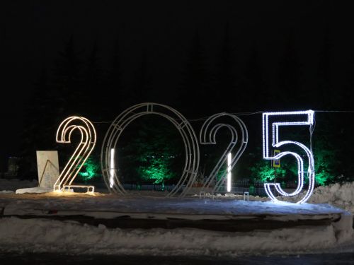 Актанышта Үзәк чыршының утлары кабынды: Хуш киләсең, 2025 ел!