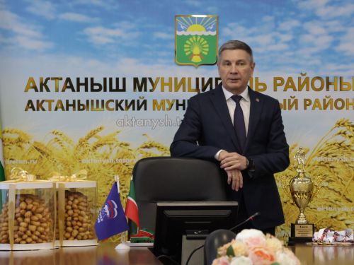 Актаныш районы башлыгы Ленар Зарипов футболчылар һәм волейболчыларны котлады