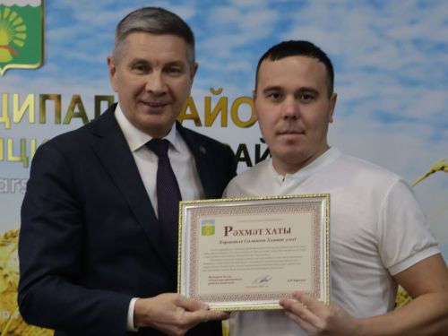 Актаныш районы башлыгы Ленар Зарипов футболчылар һәм волейболчыларны котлады