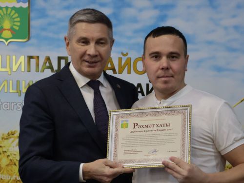 Актаныш районы башлыгы Ленар Зарипов футболчылар һәм волейболчыларны котлады