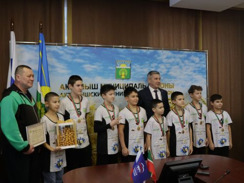 Актаныш районы башлыгы Ленар Зарипов футболчылар һәм волейболчыларны котлады