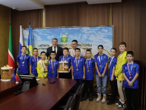 Актаныш районы башлыгы Ленар Зарипов футболчылар һәм волейболчыларны котлады