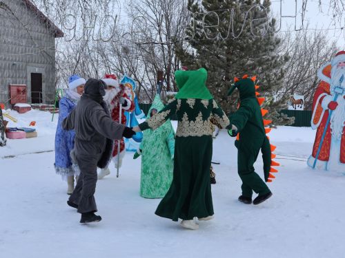 Яңача Яңа ел- Иске Кормашта күрше авыллар белән Кыш бабайлар парады оештырдылар