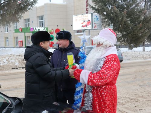Актанышта ЮХИДИ хезмәткәрләре белән Кыш Бабай машина йөртүчеләрне Яңа ел белән котлады
