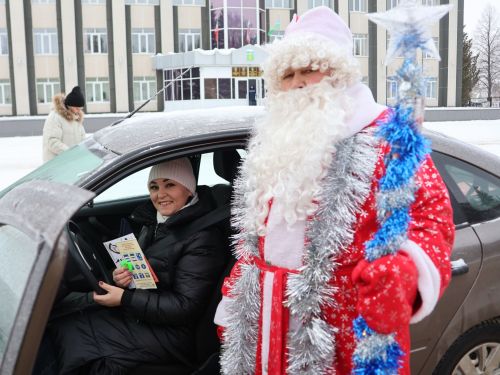 Актанышта ЮХИДИ хезмәткәрләре белән Кыш Бабай машина йөртүчеләрне Яңа ел белән котлады