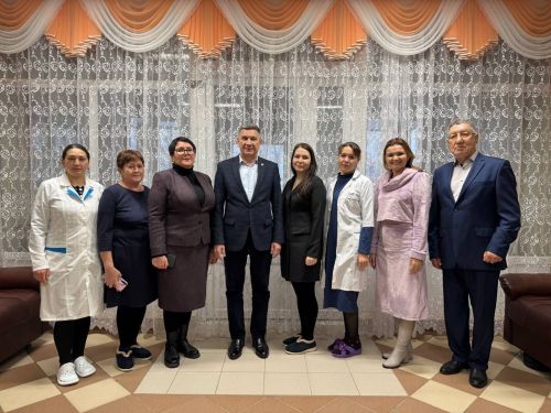 Актаныш районы башлыгы Ленар Зарипов Пучы картлар йортында яшәүчеләргә җылы юрганнар тапшырды