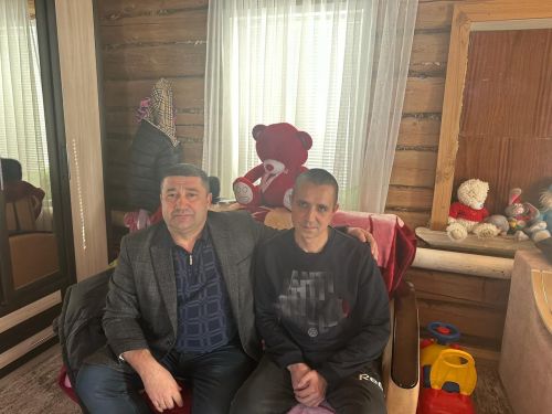 Ватанны саклаучылар көне уңаеннан район башлыгы Ленар Зарипов махсус хәрби операция барышында яраланып, бүгенге көндә якыннары янында дәваланган егетләребезне бәйрәм белән тәбрикләде