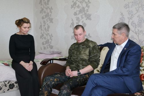 Ватанны саклаучылар көне уңаеннан район башлыгы Ленар Зарипов махсус хәрби операция барышында яраланып, бүгенге көндә якыннары янында дәваланган егетләребезне бәйрәм белән тәбрикләде