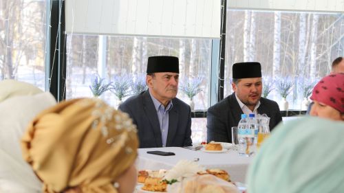 Актаныш якташлар җәмгыяте җитәкчесе Вәсим Вахитов махсус хәрби операциядә катнашкан егетләребезнең якыннарын бер табын артына җыеп Коръән ашы үткәрде