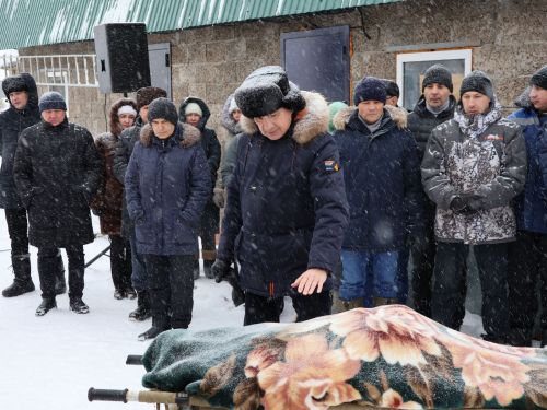 Исемең калыр җирдә җыр булып: Хәрби операциядәге егетләргә унынчы тапкыр гуманитар ярдәм илткәндә һәлак булган Алмаз Кашаповны соңгы юлга озаттылар