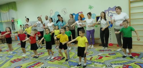 Әти-әни һәм мин- юл кагыйдәләрен яхшы беләбез!