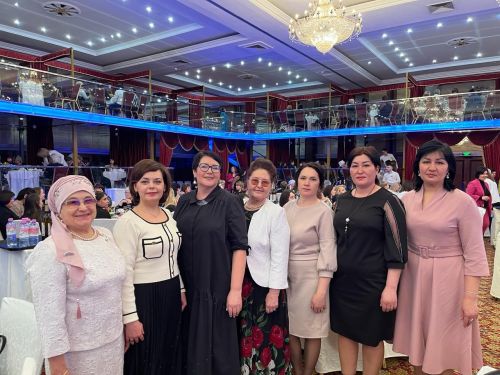 Иң матур чәчәкләр - сезгә: Районыбызның гүзәл затлары Татарстан Рәисенең котлау тантанасында катнаша