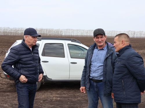 Бүген район җитәкчелеге хуҗалыклардагы язгы кыр эшләре барышы белән танышты