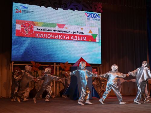 «Киләчәккә адым» техник иҗат фестивалендә: Йөзләгән укучыбыз районыбызның иң зур сәхнәсендә хөрмәтләнде (фоторепортаж)