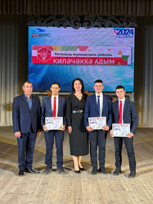 «Киләчәккә адым» техник иҗат фестивалендә: Йөзләгән укучыбыз районыбызның иң зур сәхнәсендә хөрмәтләнде (фоторепортаж)