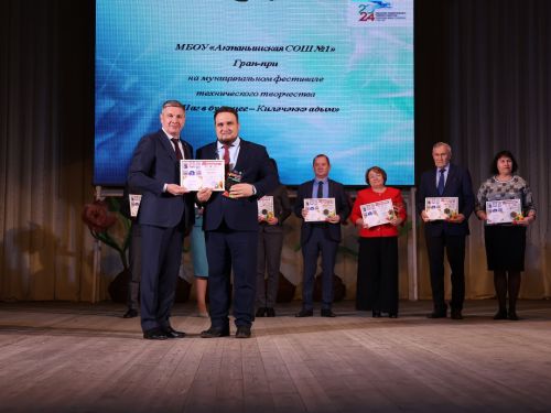 «Киләчәккә адым» техник иҗат фестивалендә: Йөзләгән укучыбыз районыбызның иң зур сәхнәсендә хөрмәтләнде (фоторепортаж)